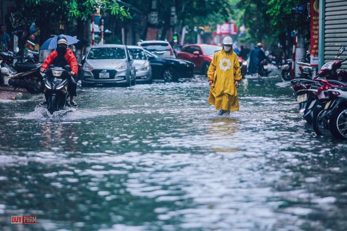 Nhiều tuyến phố Hà Nội ngập sâu sau cơn mưa lớn