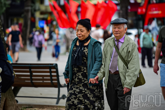 Sau nhiều ngày nắng nóng thì hôm nay người Hà Nội đã bắt đầu cảm nhận đợt gió lạnh đầu mùa đúng nghĩa.