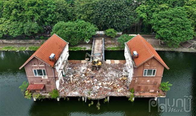 Trước đó, lực lượng chức năng phường Thanh Nhàn (quận Hai Bà Trưng, Hà Nội), đưa công nhân, máy móc xử lý các công trình sai phạm tại Công viên Tuổi trẻ. Bước đầu, công nhân xử lý vi phạm khu vực nhà tạm, sân bóng đá mini và sau đó là tháo dỡ các hạng mục tại 166 club, khu nhà nổi này chỉ được cấp phép 1 tầng nhưng tự ý xây dựng 2 tầng làm quán bar.