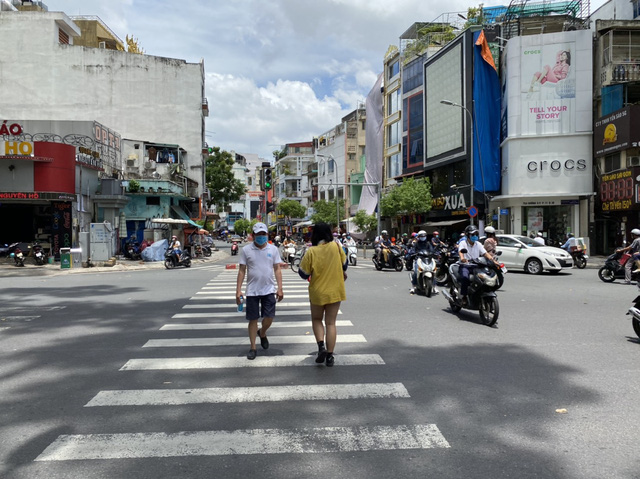 TP.HCM yêu cầu người dân không tụ tập, không đến nơi đông người khi không cần thiết trước diễn biến F0 tăng nhanh 