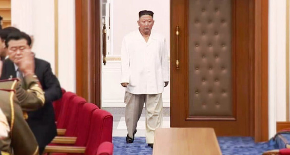   Bức ảnh chụp ông Kim Jong Un ngày 22-6 - Ảnh: KCTV  