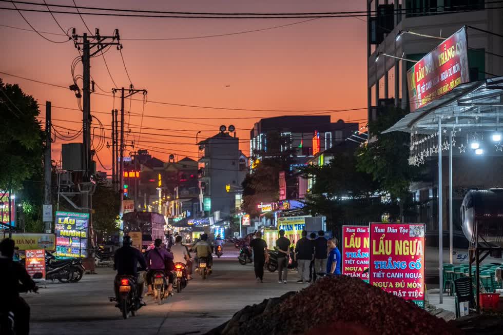 Bộ mặt nông thôn Bắc Giang thay đổi khi có công nghiệp hoá. Ảnh: Bloomberg