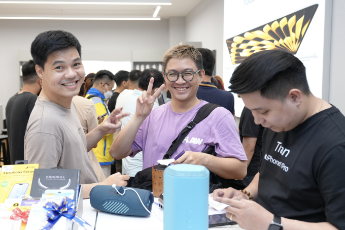 Ngoài iPhone 15 series, nhà bán lẻ đồng thời mở bán Apple Watch Series 9, Watch Ultra 2, Airpod Pro 2 với cổng sạc USB-C.