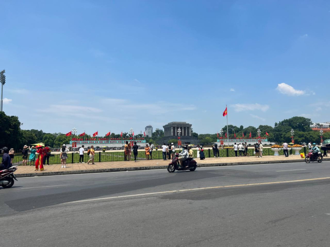 Hà Nội ngày 2/9: Hàng nghìn du khách xếp hàng thăm Lăng Bác, đông nghịt nàng thơ 