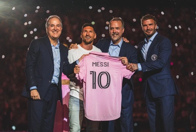 David Beckham cũng buộc phải chờ để được sở hữu áo đấu của Messi