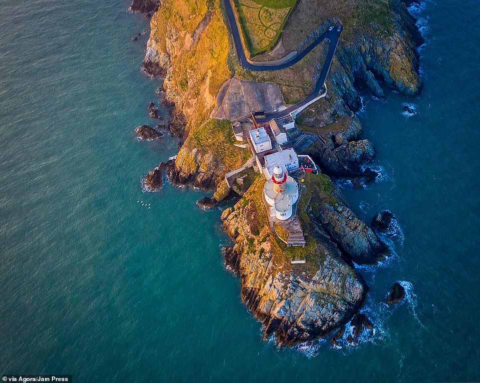   Ngọn hải đăng Baily ở Howth, Ireland, lúc mặt trời lặn. Đây là tác phẩm của nhiếp ảnh gia Juan Sanchez.  