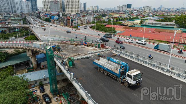 Phần đầu cầu bên nội thành đang hoàn thiện nốt khớp nối và lối đi lên cầu