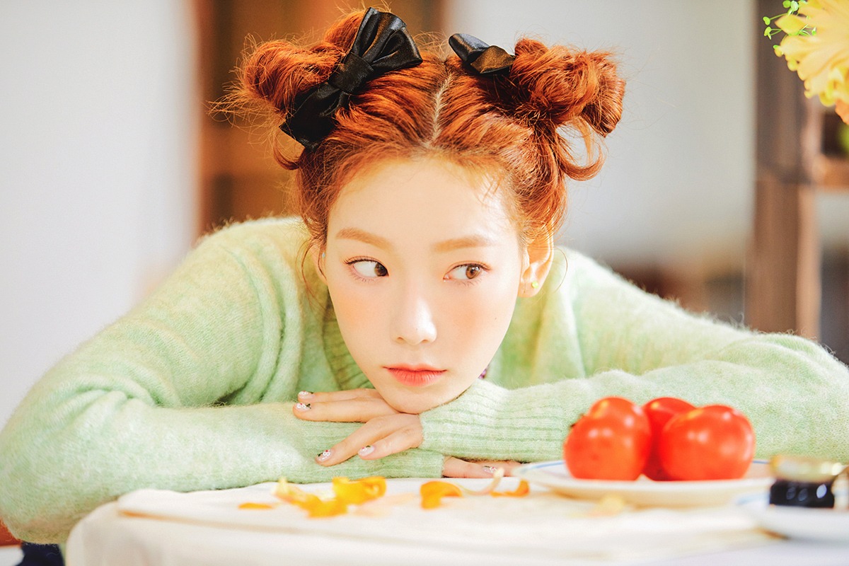 Taeyeon với mái tóc búi hai bên điểm nơ xinh xắn trong MV Happy. Ảnh: SM Entertainment 