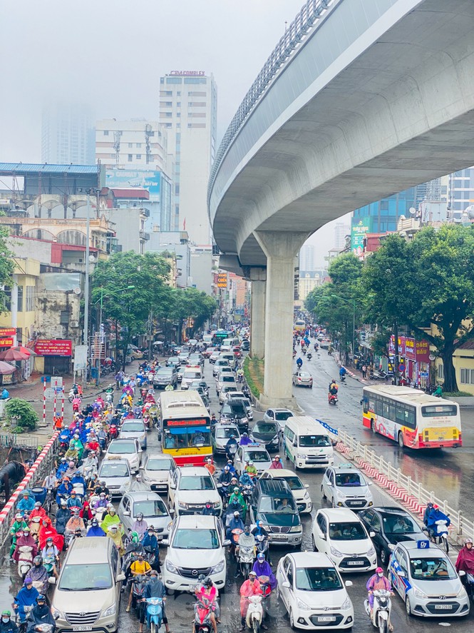 Ngã tư Cầu Giấy, giao thông cũng ùn ứ nghiêm trọng vào sáng ngày hôm nay (15/06).