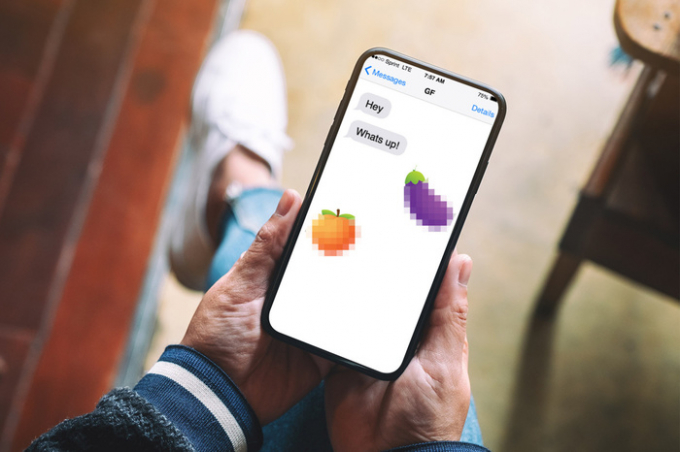 Động thái cấm emoji quả đào, cà tím và giọt nước của Facebook và Instagram có liên quan đến quy định mới trong chính sách “Tiêu chuẩn cộng đồng” mà hãng đề ra.