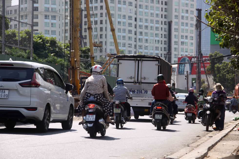  Lô cốt, rào chắn tạo thành ô cục bộ, chừa lối cho nhiều hẻm nhà dân sâu bên trong đường Nguyễn Hữu Cảnh, khuất tầm nhìn.