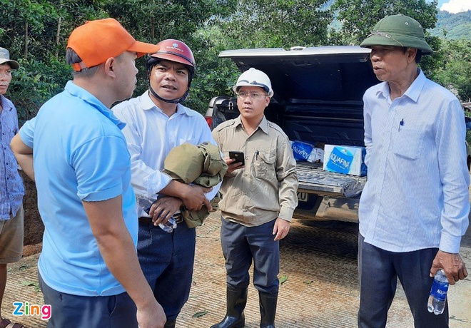 Ông Quảng (bên phải)  bàn bạc với lực lượng chức năng về công tác cứu trợ. Ảnh: Zing