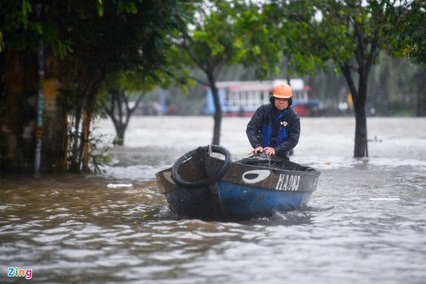 Sau bão Noru gây mưa rất lớn, nhiều nơi đối phó lũ quét, sạt lở đất - Ảnh 1.