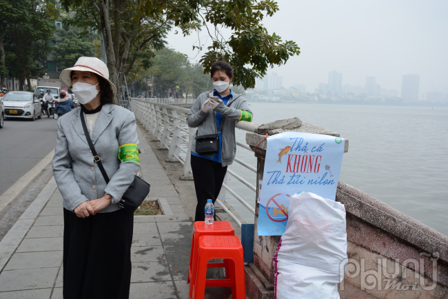   Nhằm nhắc nhở người dân trong vấn đề bảo vệ môi trường, trên các bờ hồ, có các lực lượng chức năng của các phường hướng dẫn và thông báo người dân bằng tấm biển được đặt khuyến cáo người dân không túi nilon khi thả cá.  