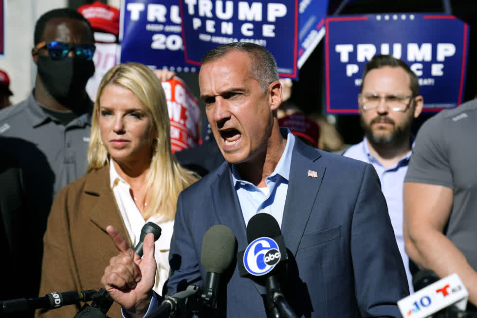 Cố vấn Corey Lewandowski (ở giữa) của Trump dương tính với COVID-19.Ảnh: AP