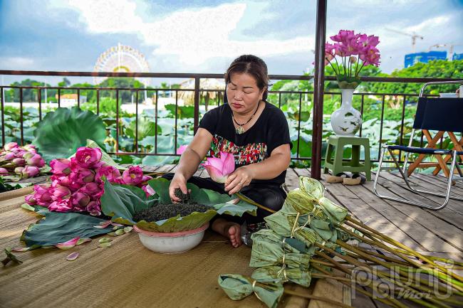 Theo chị Huệ, sen năm nay nở muộn nhưng lại nở đều to nên dùng ướp trà hay căm rất tiện và đẹp.