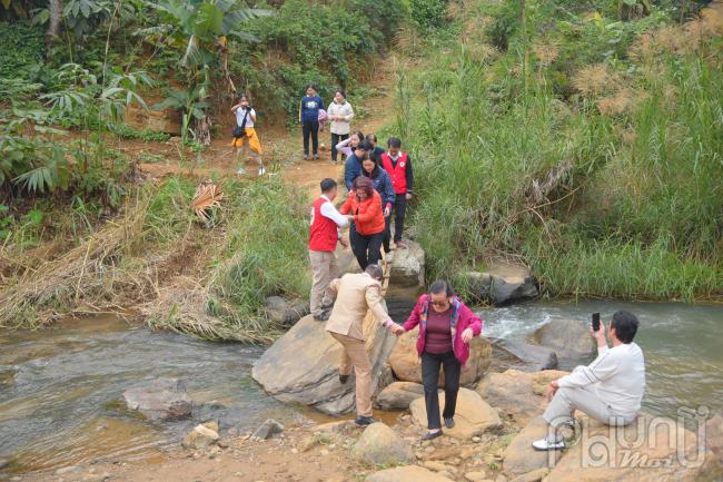 Đoàn thiện nguyện cùng lãnh đạo xã vào thăm 1 hộ nghèo trong số 53 hộ nghèo xã An Bình.