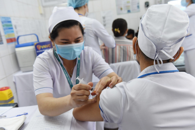 TPHCM lập danh sách 10 nhóm đối tượng ưu tiên tiêm vắc xin ngừa COVID-19