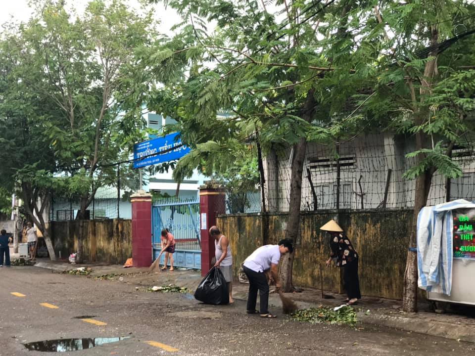 Người dân quét dọn lá trước một cổng trường tiểu học ở Quy Nhơn, Bình Định. Trước đó, Bí thư Tỉnh ủy, Chủ tịch UBND tỉnh chỉ đạo ngành Giáo dục và Đào tạo tỉnh Bình Định cho học sinh nghỉ học từ chiều 27/10 cho đến khi bão tan và có thông báo đi học lại. 