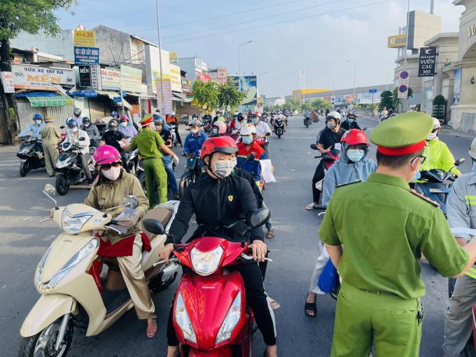 TP.HCM ngày thứ 4 giãn cách xã hội: Người đưa 'giấy thông hành' đông đúc tại các chốt kiểm soát