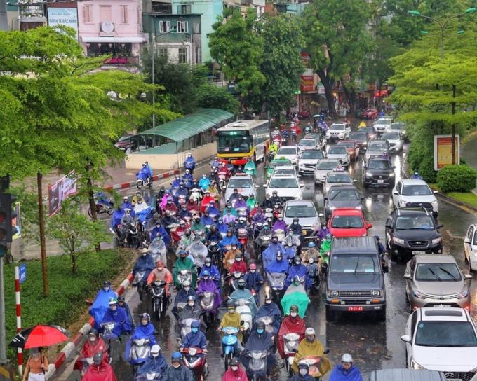 Lượng người và phương tiện phải di chuyển chậm, xuất hiện ùn tắc tại đường Láng. (Ảnh: Tuấn Đức/TTXVN)