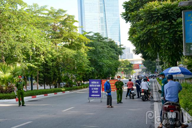 Chốt cơ động kiểm soát phòng, chống dịch Covid-19 phường Ngọc Khánh tại đường Nguyễn Chí Thanh.