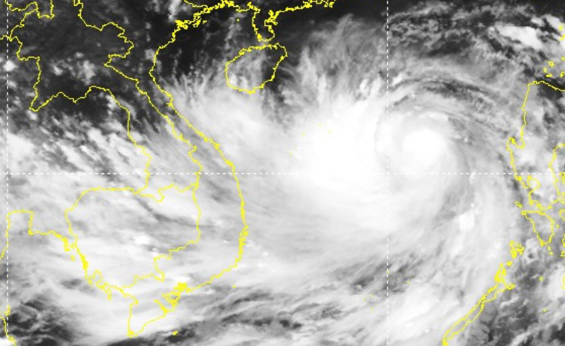 Siêu bão Noru gây gió giật cấp 17, sóng lớn và lốc xoáy trên biển - Ảnh 2.
