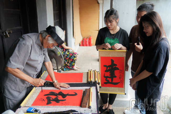 Tại quầy cho chữ, thầy đồ làm việc không ngơi tay.