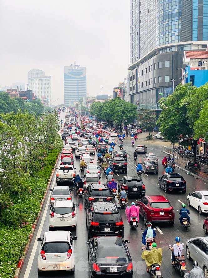 Dòng người và xe lưu thông qua cầu vượt Trần Duy Hưng - Nguyễn Chí Thanh.