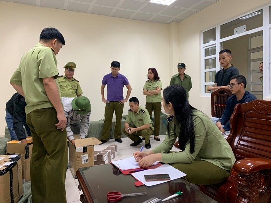 Lực lượng chức năng kiểm tra số thuốc lá điện tử bị phát hiện. Ảnh: QLTT Quảng Ninh