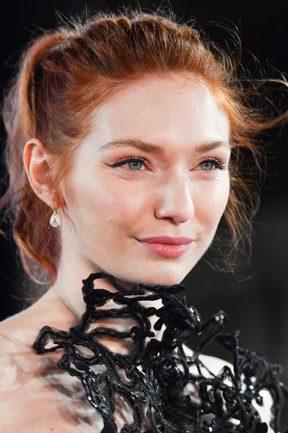 Eleanor Tomlinson đeo hoa tai của De Beers tại The Fashion Awards 2019.