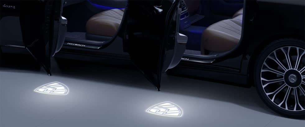 Đèn chờ dẫn đường với logo Maybach.