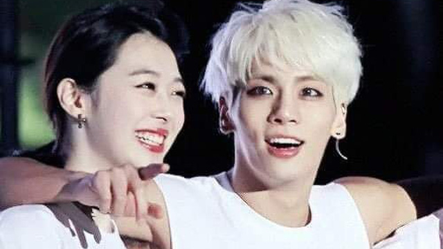 Khoảnh khắc của Sulli và Jonghyun trên sân khấu