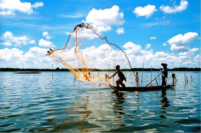 Tôi thích ngắm sông, thích trở về những nơi gần gũi, thích nghe câu chuyện về mùa màng, tôm tép (Ảnh: bazantravel).