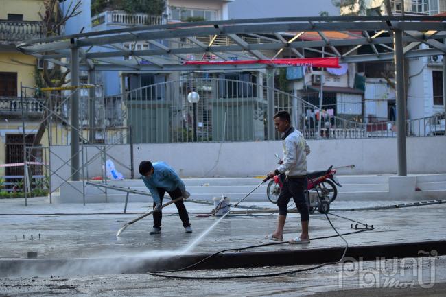  Phần sân khấu ngoài trời đã gần hoàn thiện phần nền gạch, còn lại phần mái che.