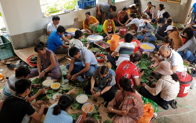 Hàng trăm người dân tại Bình Dương cũng đã gói xong 10.000 chiếc bánh chưng, bánh tét gửi đến đồng bào miền Trung. 