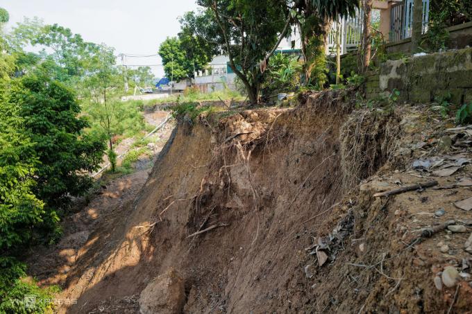   Ông Phùng Quang Ánh, Phó chủ tịch UBND xã Thái Hòa, cho biết thời điểm sạt lở, địa phương đã cho lập chốt, cắt cử người bảo vệ 24/24h tránh không cho người lạ ra vào. “Chúng tôi mong cấp trên sớm làm kè đoạn đê bị sạt để người dân yên tâm”, ông Ánh nói.  