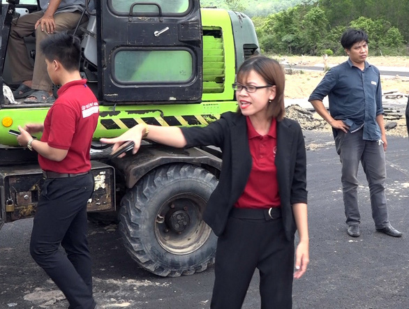 Hình ảnh đối tượng Nguyễn Huỳnh Tú Trinh chỉ tay chỉ đạo đập phá xe và chống đối đoàn cưỡng chế - Ảnh cắt từ clip.