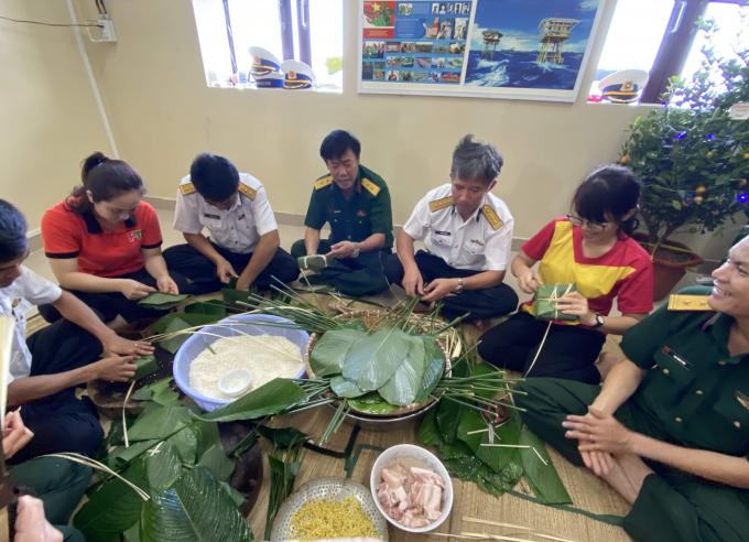 Gói bánh chưng trên nhà giàn DK1 vùng biển thềm lục địa phía Nam