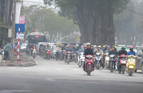 Nhiều tuyến đường ở Hà Nội bụi mù mịt.