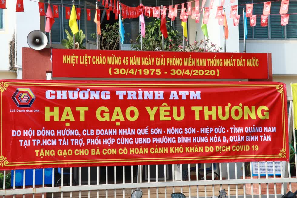 Theo tìm hiểu của CLB, phường Bình Hưng Hòa B, quận Bình Tân là nơi có nhiều bà con quê hương Quảng Nam sinh sống. Chương trình tặng quà cho tất cả bà con khó khăn, không riêng gì bà con Quảng Nam. Ảnh: Tri Thức