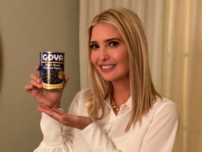 Bức ảnh Ivanka Trump cầm sản phẩm Goya gây tranh cãi. Ảnh: Twitter.