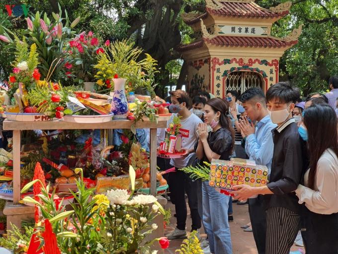 Người dân vẫn tiến hành thắp hương, làm lễ ở phía ngoài.