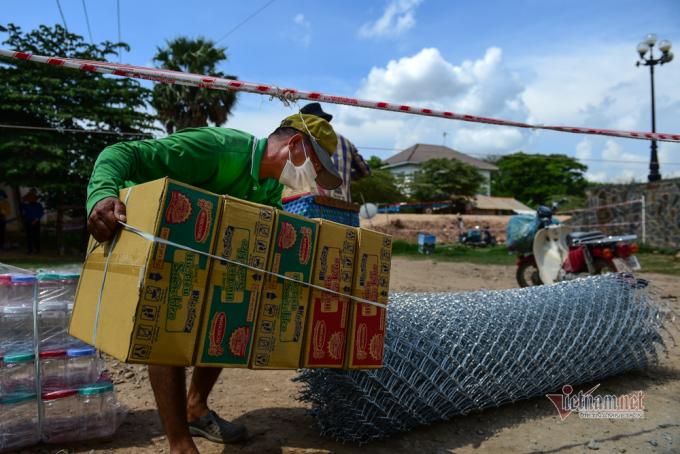 Người dân Campuchia nhận hàng từ Việt Nam.