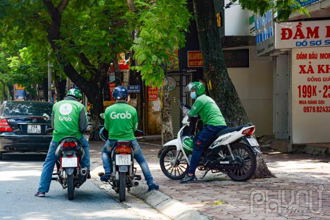 Mấy anh thanh niên chạy Grab cho hay, hiện tại ứng dụng Grab đã dừng hoạt động nên chúng tôi chỉ chạy tự do thoả thuận với khách như xe ôm truyền thống. Biết là chỉ thị giãn cách xã hội nhưng vì miếng cơm manh áo nên chúng tôi vẫn tranh thủ.