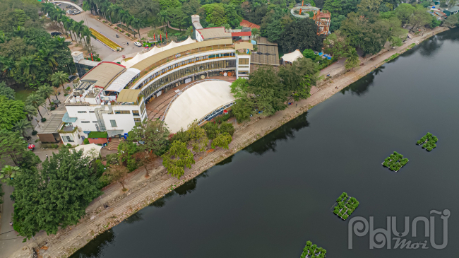 Liên quan đến các hạng mục công trình vi phạm tại Công viên Tuổi Trẻ, phường Thanh Nhàn, quận Hai Bà Trưng, ông Lê Hoàng Đức, Chủ tịch phường Thanh Nhàn cho biết, đến nay đã có 7 quyết định cưỡng chế được ban hành trong đó UBND quận Hai Bà Trưng ban hành 5 quyết định với các hạng mục công trình vi phạm gồm: Cung Xuân, Cung Đình, nhà nổi ven hồ, Trung tâm hợp tác quốc tế, trụ sở công ty; UBND phường Thanh Nhàn ban hành 2 quyết định đối với nhà dịch vụ sân bóng, sân tenis mái che.