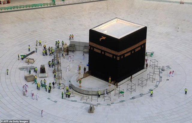   Chỉ có các nhân viên chức năng làm nhiệm vụ tại khu vực bao quanh Kaaba.  