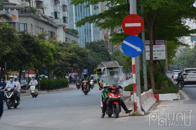 Anh chàng Grab sáng tạo thêm mái che để chở khách bớt nắng nóng.