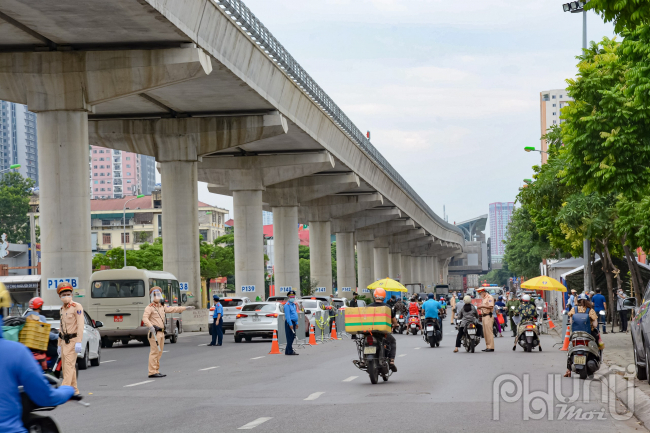 Tại điểm nóng đường Cầu Diễn sáng ngày 8/9, đã không xảy ra tình trạng tắc ngẽn kéo dài như ngày 6/8 đầu tuần.