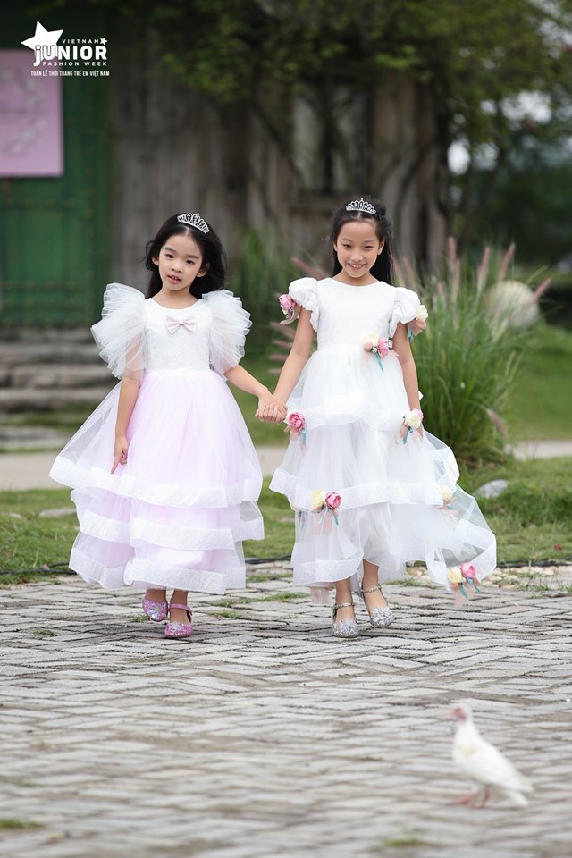 Bé Thỏ (bên trái) tự tin những bước catwalk cùng mẫu nhí Anh Thư trong bộ sưu tập “Little Star” của thương hiệu Những bông hoa nhỏ.